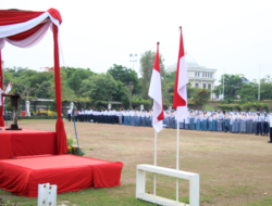Agus Imam Sonhaji, ST, M.MT Asisten 1 Pemerintahan Kota Surabaya saat mengukuhkan 2000 orang terdiri dari PMR dan Relawan
