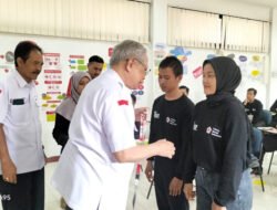 Wakil Ketua PMI Jatim Soebagyo SW melepas tanda peserta pelatihan General tahun 2023 di Pusdik PMI Pusatb di Gresik, Minggu (10/12/2023)