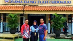 Heri Prasetyo, S. Pd. MM selaku Waka Kesiswaan SMA Hang Tuah 2 Sidoarjo didampingi panitia AJP