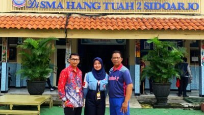 Heri Prasetyo, S. Pd. MM selaku Waka Kesiswaan SMA Hang Tuah 2 Sidoarjo didampingi panitia AJP