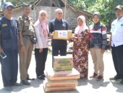 Relawan Ikut Sumbang Semen Tiga Sak, PMI Bantu Korban Bencana Angin Kencang Berupa Beras 10 KG dan 1 Dus Mie Instan