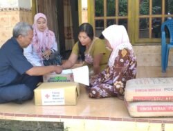 Relawan Sumbang Semen 3 Sak, PMI Bantu Korban Bencana Angin Kencang Berupa Beras 10 Kg, dan 1 Dos Mie Instan
