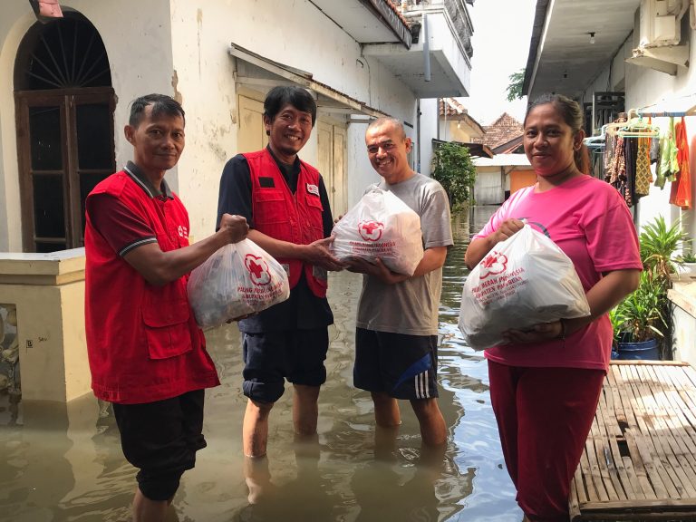 PMI Kabupaten Pasuruan berikan 300 Makanan Siap Saji untuk Masyarakat yang Terdampak Banjir di Kecamatan Gempol