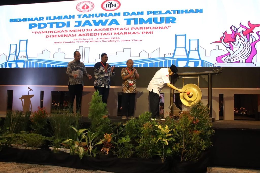 Ketua PMI Jatim H Imam Utomo sedang memukul gong Pembukaan Seminar Nasional PTDI di Surabaya