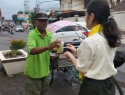 Salam Toleransi, Puluhan Pegurus Dan Anggota PMR Wira SMAK Santo Paulus Jember Berbagi Takjil