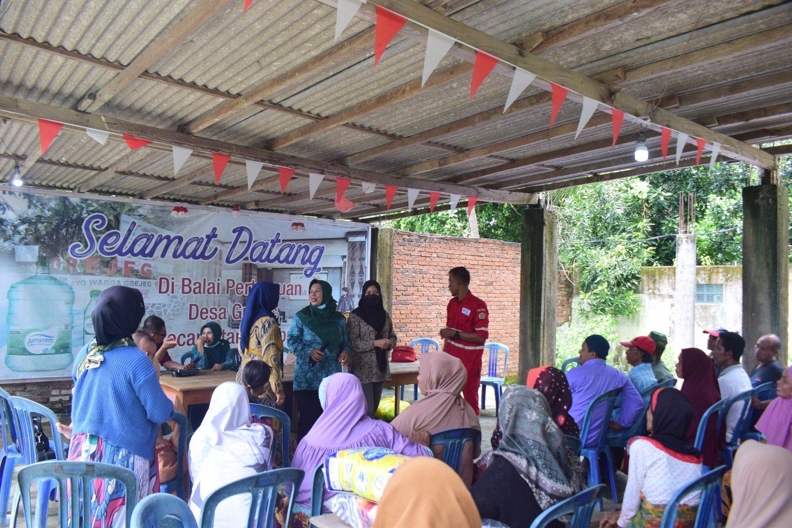 interaktif peserta dalam mempraktek 4 langkah cara menyelamatkan diri jika terjadi gempa bumi.