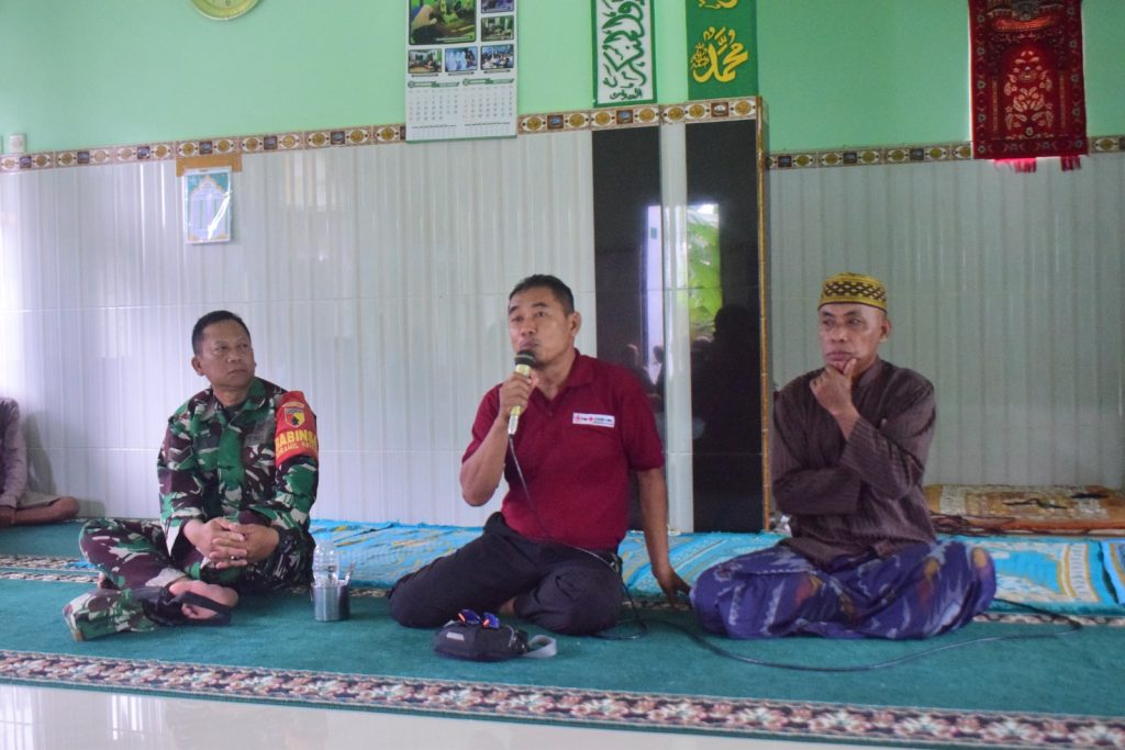 Amirul Yasin didampingi Anggota Koramil Kecamatan Tambak, dan Tokoh Agama di Desa Karomaan Kecamatan Tambak saat memberikan pengarahan tentang gempa bumi
