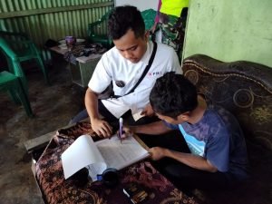 Penandatanganan berita acara penerimaan barang oleh Dovan Febrian selaku staff kepada korban Imron Rosidi