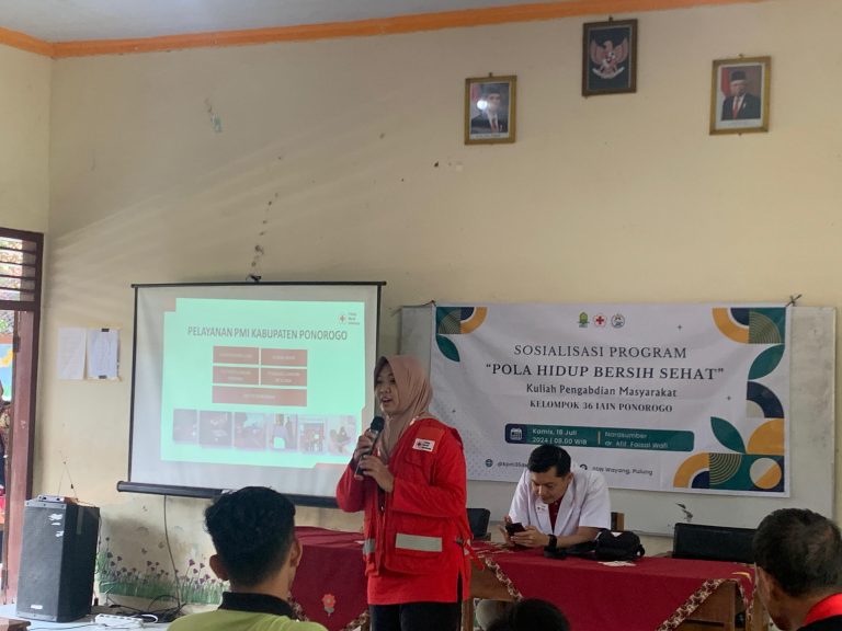 Bersama PMI, KPM 36 IAIN Ponorogo Adakan Sosialisasi Kepalangmerahan dan Pola Hidup Sehat di SDN Wayang