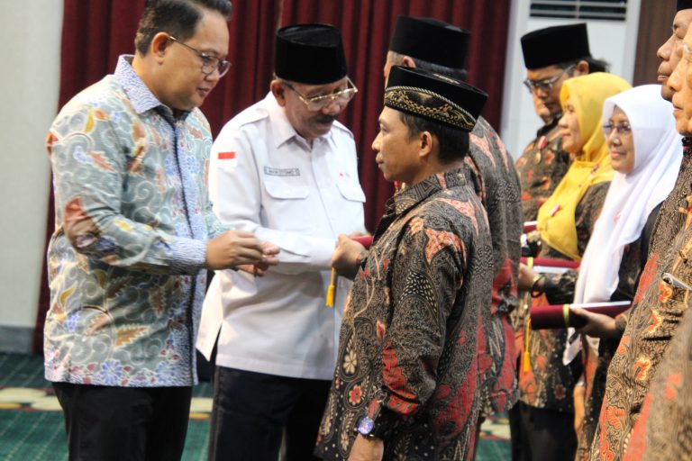 Didampingi H. Imam Utomo, Pj. Gubernur Adhy Karyono Serahkan Penghargaan Dan Lencana Bagi 590 Orang Pendonor Darah Sukarela 75 Kali