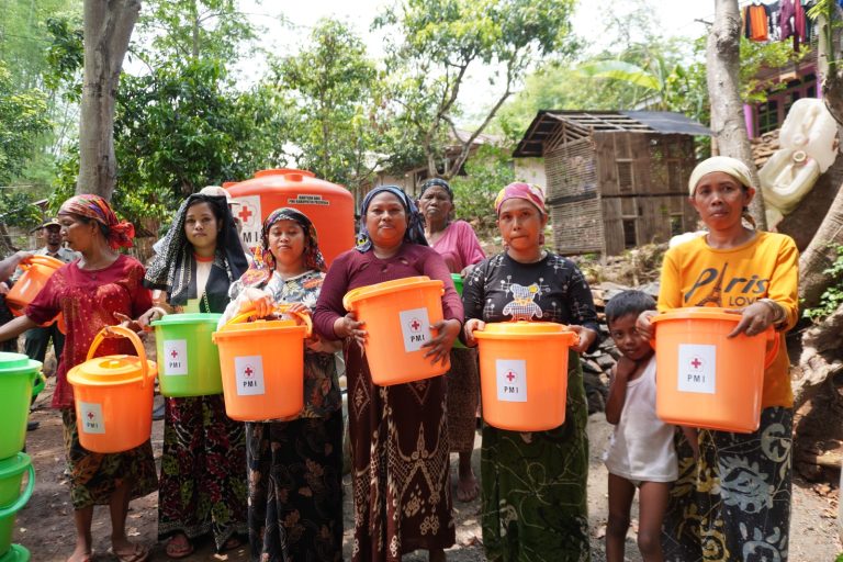 Terdampak Kekeringan, Desa di Kecamatan Winongan Terima Bantuan Air Bersih dan Tandon air dari PMI Kabupaten Pasuruan