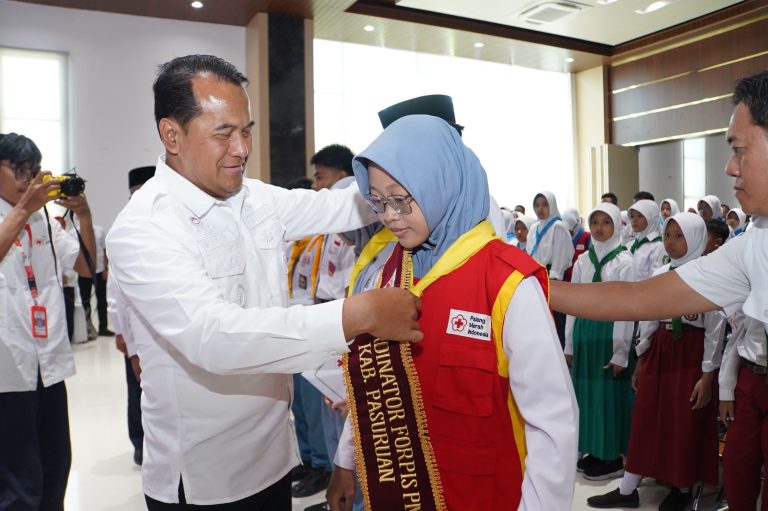 Kukuhkan Pengurus dan Anggota PMR Sekolah/Madrasah se-Kabupaten Pasuruan, Pj. Bupati Nurkholis Gelorakan Semangat Berbagi Kepada Sesama