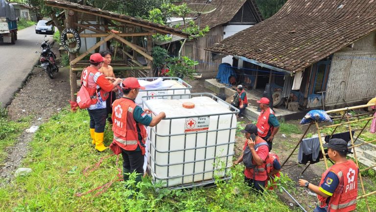 Relawan PMI Jember Terlibat Menanggulangi Bencana Banjir