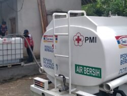 PMI Distribusi Air Bersih Ke Korban Banjir Bandang Desa Jambearum Jember