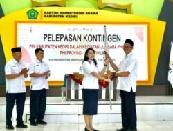 Ketua Dewan Kehormatan PMI Kabupaten Kediri, Eriani Annisa Hanindhito atau Mbak Cicha, menyerahkan bendera kontingen dalam acara pelepasan Jumbara PMR Jawa Timur 2025 di Kantor Kementerian Agama Kabupaten Kediri, Jumat 12 September 2025. (Foto: Istimewa)