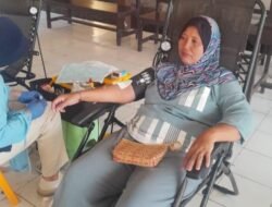 Disiapkan rujak lontong dan Nasi Sayur untuk Pendonor Kampung Donor Karangduren Balung