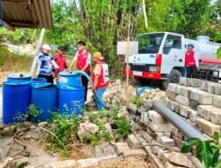 PMI Sampang Backup Pemkab Salurkan Bantuan Air Bersih ke Daerah Terdampak Kekeringan