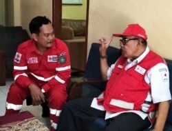 M. Musa, relawan PMI Sidoarjo memberikan penjelasan kepada Ketua PMI Jawa Timur H. Imam Utomo dan rombongan. 