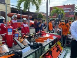 Sejumlah perlengkapan dalam menghadapi evakuasi korban bencana di tampilkan PMI Banyuwangi dalam apel kesiapan tanggap darurat Hedrometeorologi