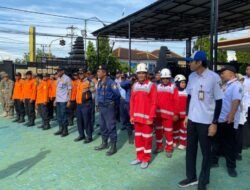 Relawan PMI Banyuwangi mengikuti apel kesiapan tangap darurat Hendrometeorologi di Mapolresta Banyuwangi, Rabu (5/11/2025)