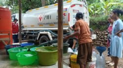PMI Kabupaten Pasuruan Salurkan 335.000 Liter Air Bersih untuk Warga Terdampak Kekeringan di Kecamatan Pasrepan