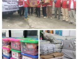 ARAH JARUM JAM : Muchlas Udin, Pengurus PMI Kota Surabaya menyerahkan bantuan Logistik di Lokasi Dapur Umum Desa Oro-oro Ombo, Pronojiwo, yang diterima Ketua PMI Lumajang Budi Santoso, pada Sabtu (22/11/2025). Gambar bawah, alat kebutuhan pengungsi dari PMI Pusat.