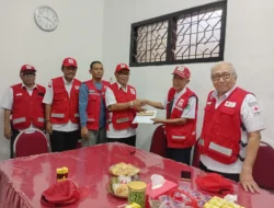 Sekretaris PMI Jawa Timur Edi Purwinarto menyerahkan bantuan keperluan operasional dan keperluan pengungsi dampak Awan Panas Gunung Semeru di Markas PMI Lumajang pada Sabtu (22/11/2025)