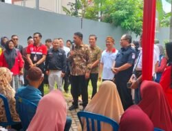 Bupati Probolinggo Dr.Mohammad Haris, M.Kes memberikannsemangat kepada peserta bhaksos kesehatan di Markas PMI Kab. Probolinggo, Jumat (19/12/2025)