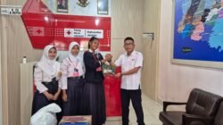 PMR Madya SMPN 1 Jember Serahkan Bantuan Sembako dan Uang Tunai untuk Korban Bencana Sumatera melalui PMI Jember Jember