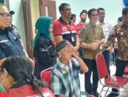 Bupati Probolinggo Mohammad Haris meninjau Bhakti Sosial kesehatan di Markas PMI Kabupaten Probolinggo Jumat (19/12/2025)